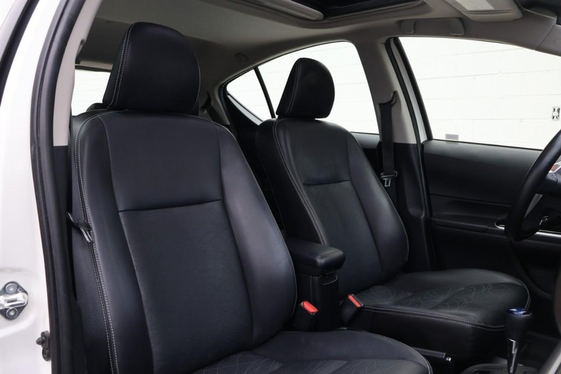 Toyota Prius C Vehicle Full-screen Gallery Image 19