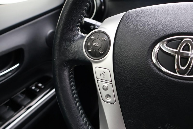 Toyota Prius C Vehicle Full-screen Gallery Image 24