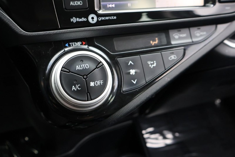 Toyota Prius C Vehicle Full-screen Gallery Image 30