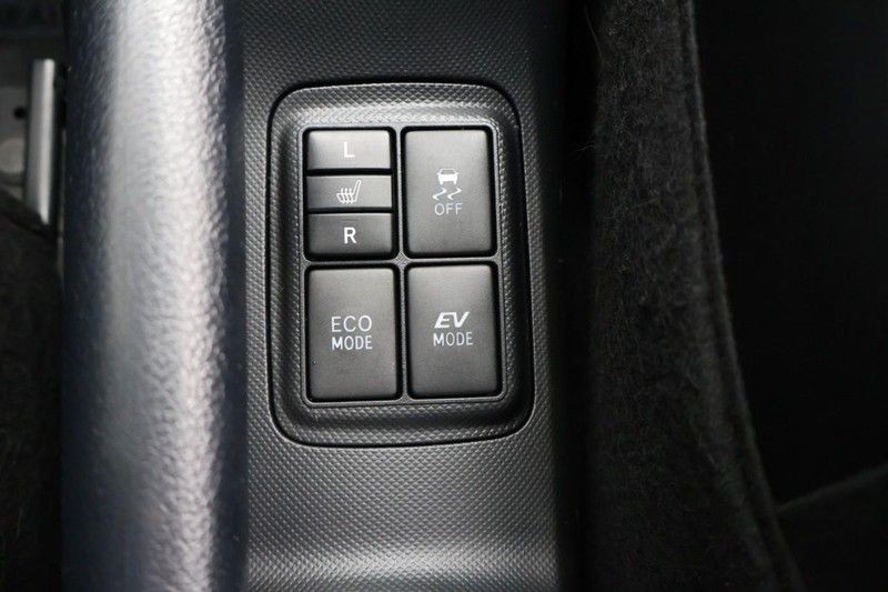 Toyota Prius C Vehicle Full-screen Gallery Image 34