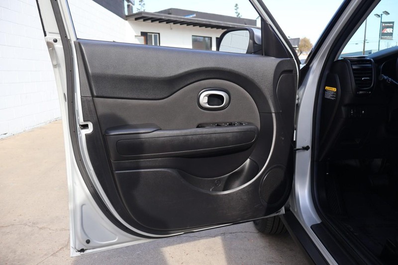 Kia Soul Vehicle Full-screen Gallery Image 14