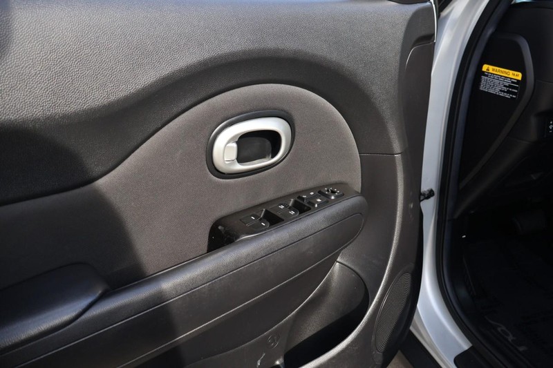 Kia Soul Vehicle Full-screen Gallery Image 15