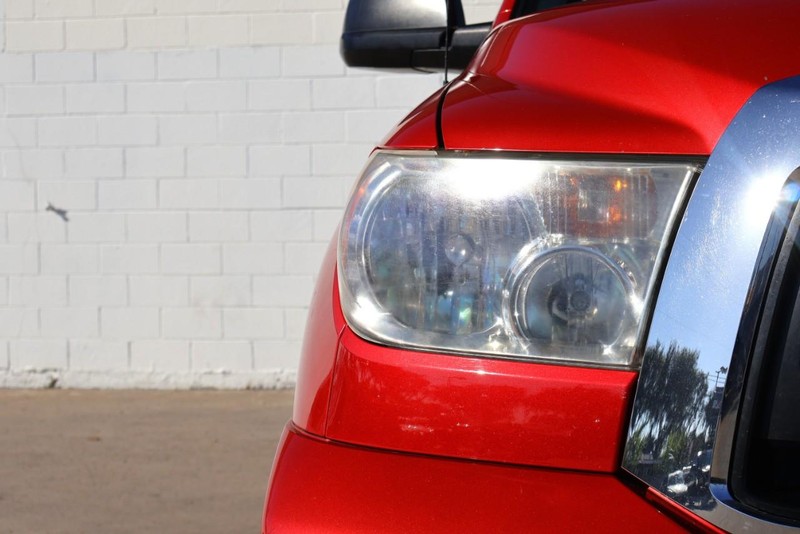 Toyota Tundra 4WD Vehicle Full-screen Gallery Image 03