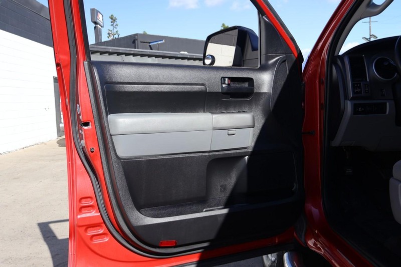 Toyota Tundra 4WD Vehicle Full-screen Gallery Image 15