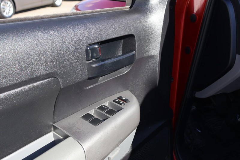 Toyota Tundra 4WD Vehicle Full-screen Gallery Image 16