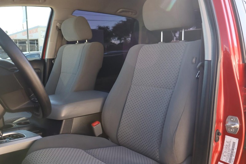 Toyota Tundra 4WD Vehicle Full-screen Gallery Image 19