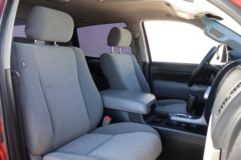 Toyota Tundra 4WD Vehicle Full-screen Gallery Image 22