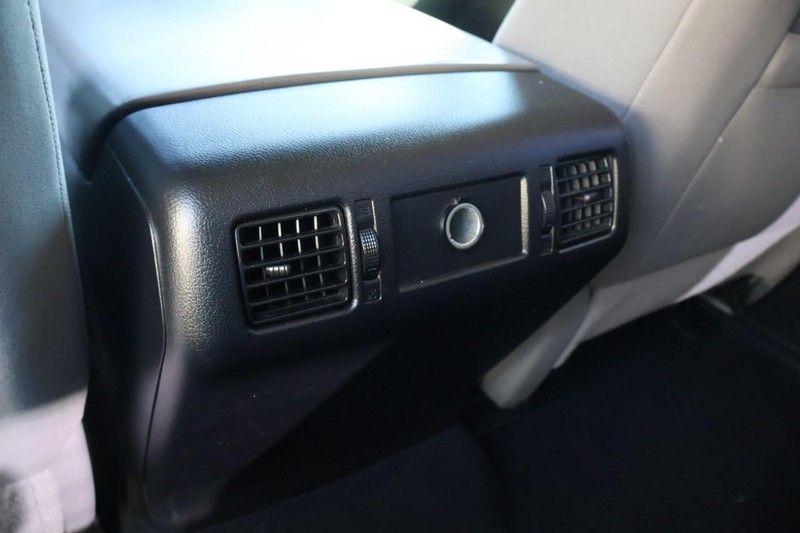 Toyota Tundra 4WD Vehicle Full-screen Gallery Image 24