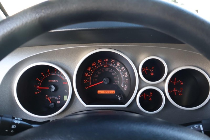 Toyota Tundra 4WD Vehicle Full-screen Gallery Image 26