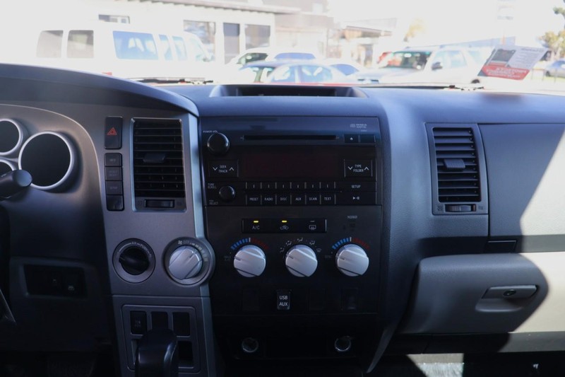 Toyota Tundra 4WD Vehicle Full-screen Gallery Image 30