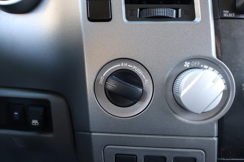 Toyota Tundra 4WD Vehicle Full-screen Gallery Image 32