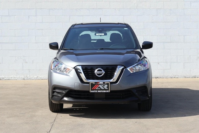 Nissan Kicks Vehicle Full-screen Gallery Image 02