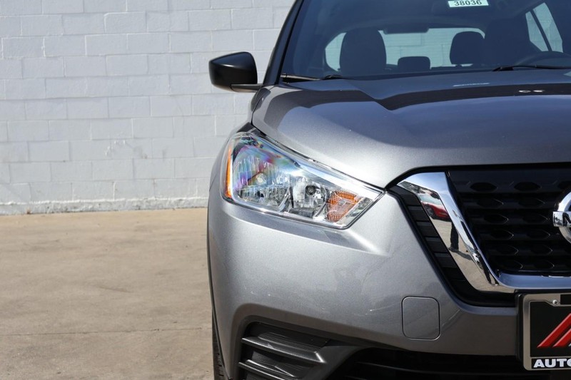 Nissan Kicks Vehicle Full-screen Gallery Image 03