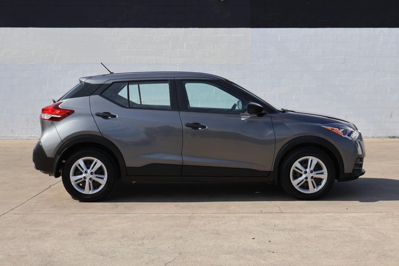 Nissan Kicks Vehicle Full-screen Gallery Image 04