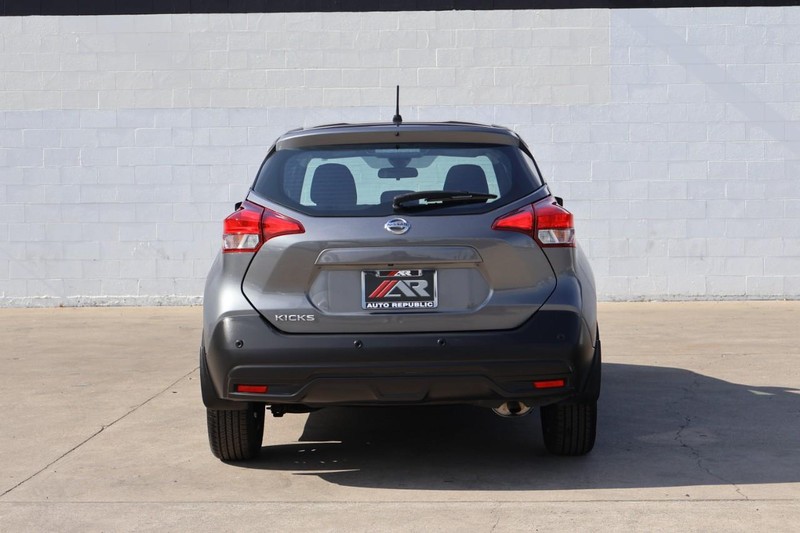 Nissan Kicks Vehicle Full-screen Gallery Image 06