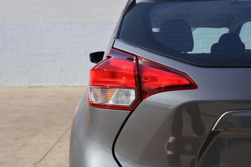 Nissan Kicks Vehicle Full-screen Gallery Image 07