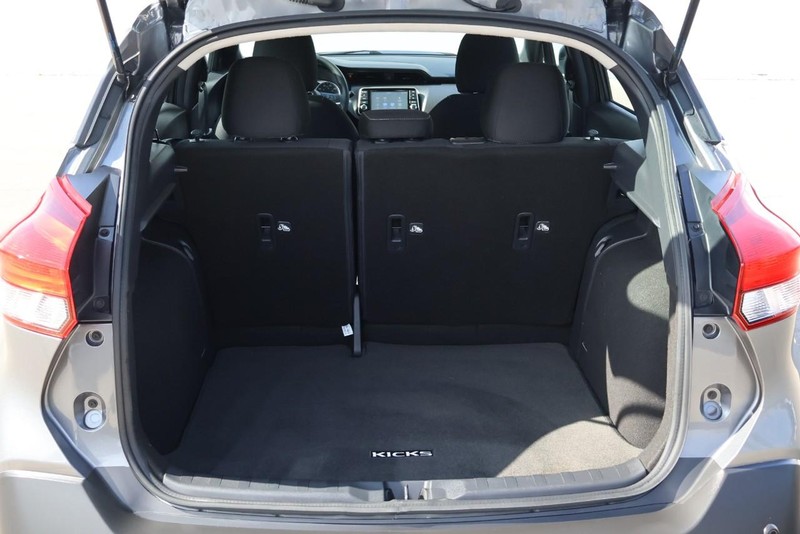 Nissan Kicks Vehicle Full-screen Gallery Image 09