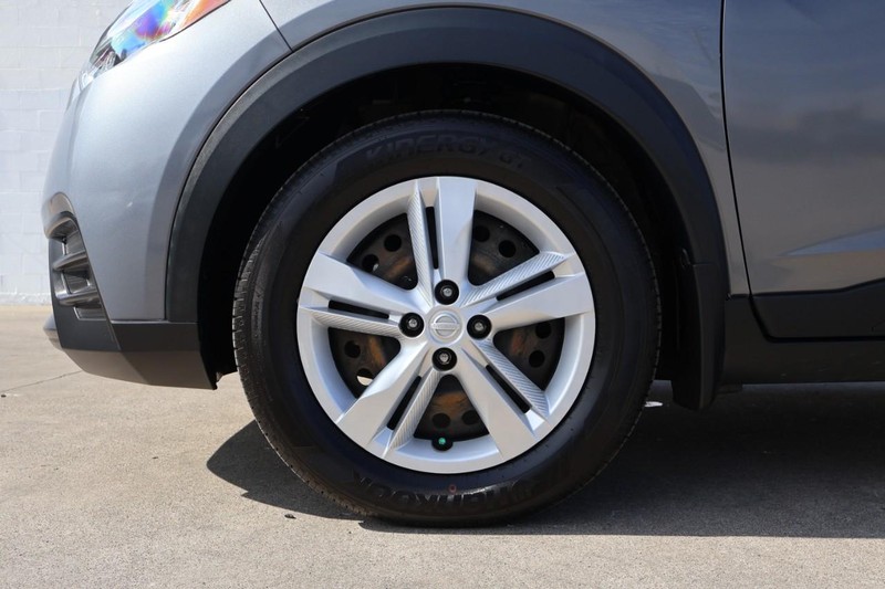 Nissan Kicks Vehicle Full-screen Gallery Image 14