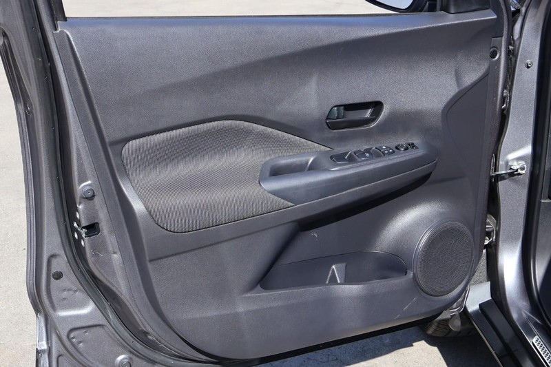 Nissan Kicks Vehicle Full-screen Gallery Image 15