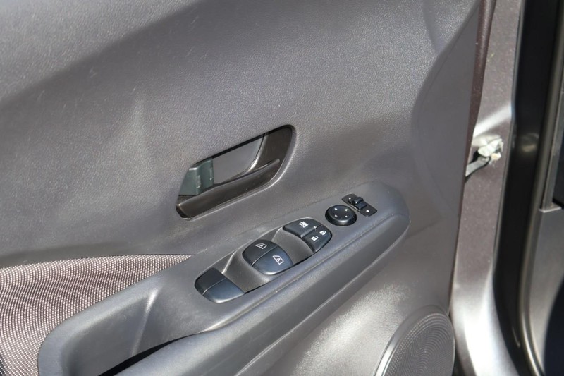 Nissan Kicks Vehicle Full-screen Gallery Image 16