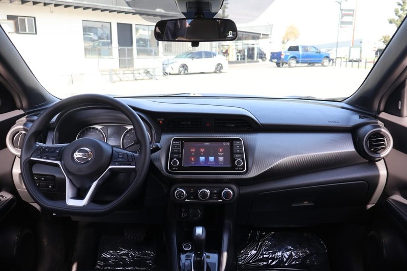 Nissan Kicks Vehicle Full-screen Gallery Image 24