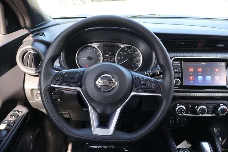 Nissan Kicks Vehicle Full-screen Gallery Image 26