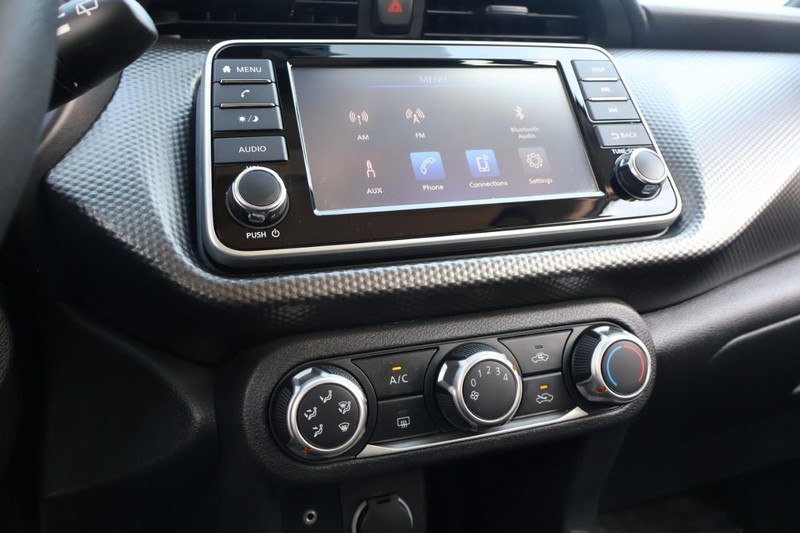 Nissan Kicks Vehicle Full-screen Gallery Image 30