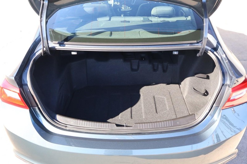 Chevrolet Malibu Vehicle Full-screen Gallery Image 09