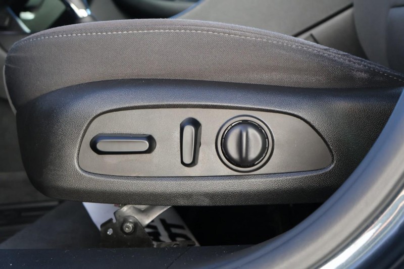 Chevrolet Malibu Vehicle Full-screen Gallery Image 17