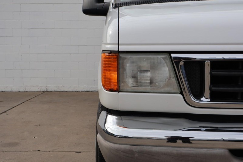 Ford Econoline Wagon Vehicle Full-screen Gallery Image 04