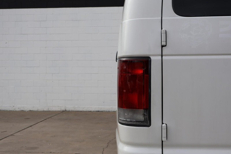 Ford Econoline Wagon Vehicle Full-screen Gallery Image 07