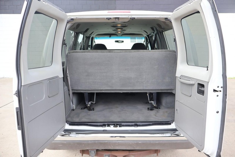 Ford Econoline Wagon Vehicle Full-screen Gallery Image 08