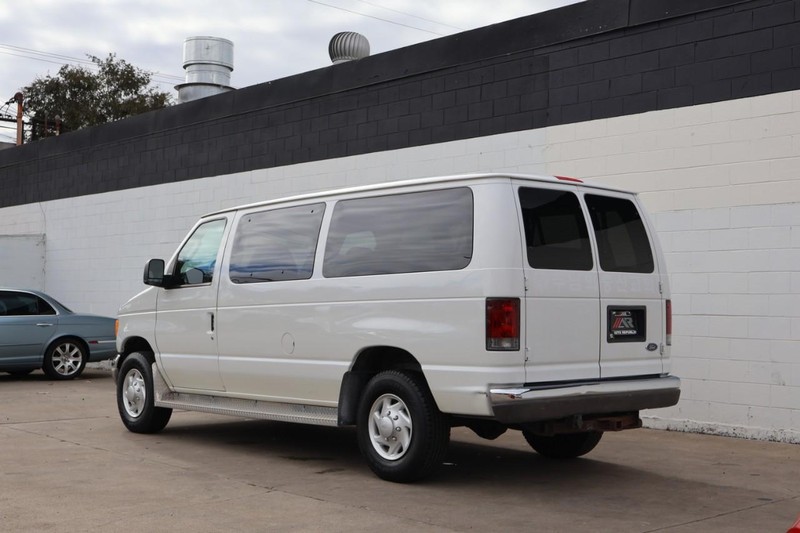 Ford Econoline Wagon Vehicle Full-screen Gallery Image 09