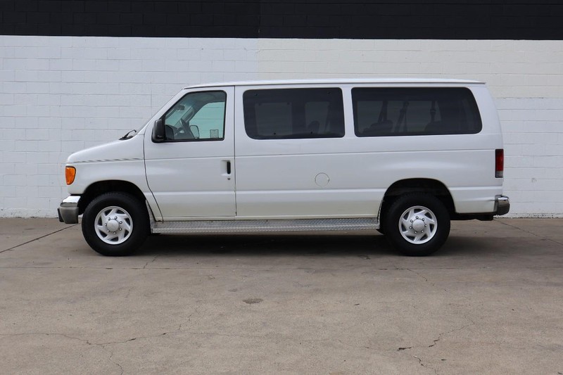 Ford Econoline Wagon Vehicle Full-screen Gallery Image 10