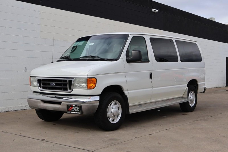 Ford Econoline Wagon Vehicle Full-screen Gallery Image 11