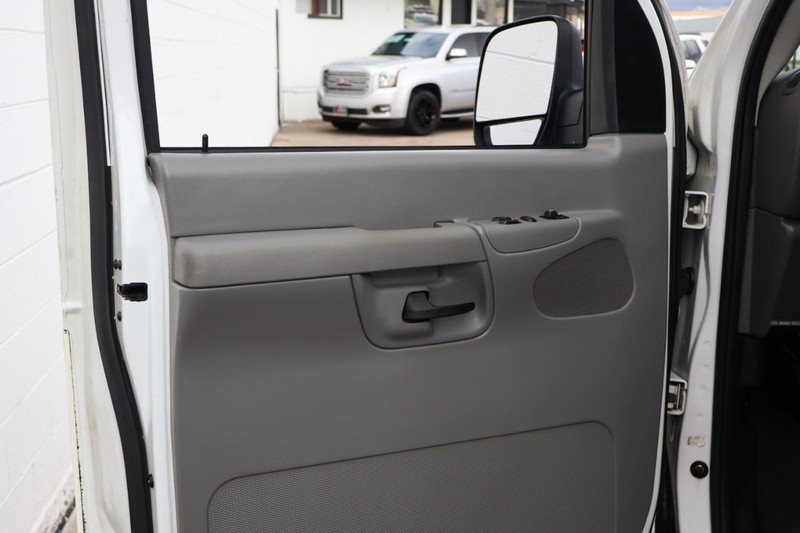 Ford Econoline Wagon Vehicle Full-screen Gallery Image 13