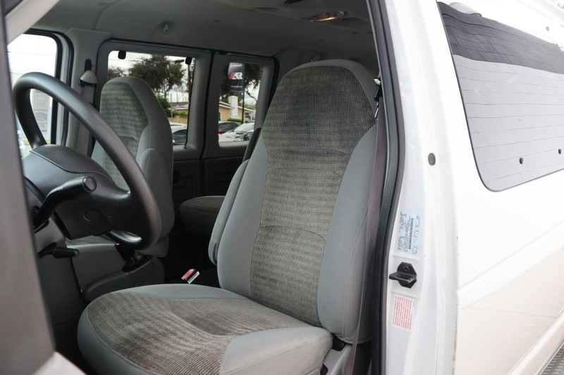 Ford Econoline Wagon Vehicle Full-screen Gallery Image 15