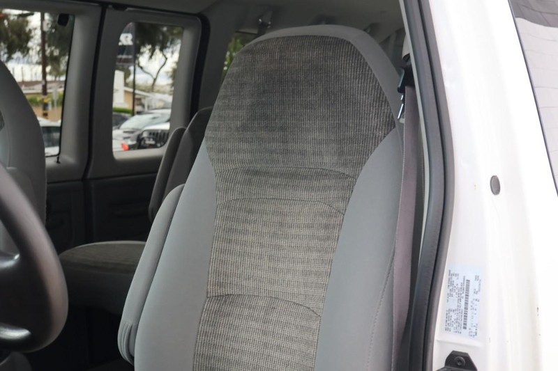 Ford Econoline Wagon Vehicle Full-screen Gallery Image 16