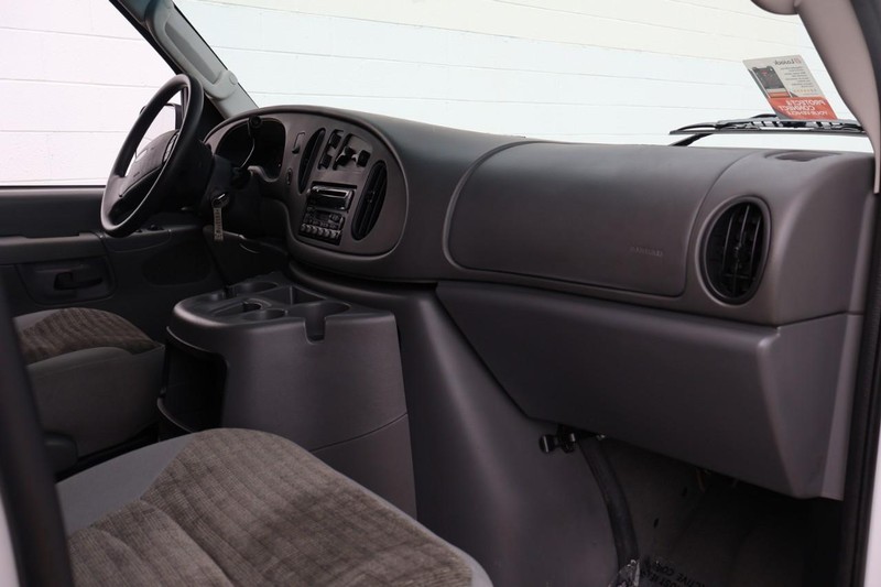 Ford Econoline Wagon Vehicle Full-screen Gallery Image 17