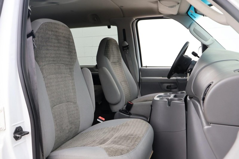 Ford Econoline Wagon Vehicle Full-screen Gallery Image 18