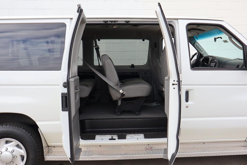 Ford Econoline Wagon Vehicle Full-screen Gallery Image 19