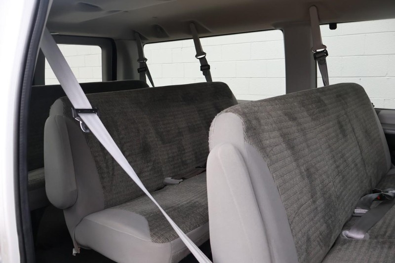 Ford Econoline Wagon Vehicle Full-screen Gallery Image 20