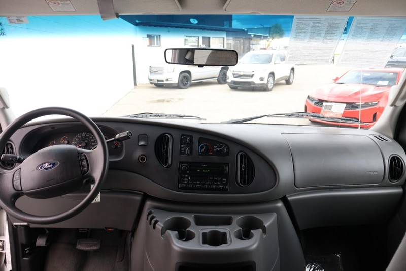 Ford Econoline Wagon Vehicle Full-screen Gallery Image 22