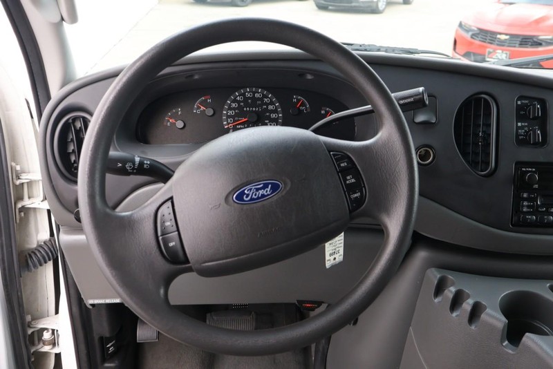 Ford Econoline Wagon Vehicle Full-screen Gallery Image 24