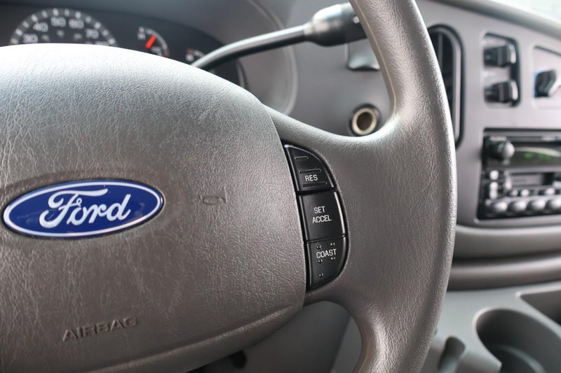 Ford Econoline Wagon Vehicle Full-screen Gallery Image 26