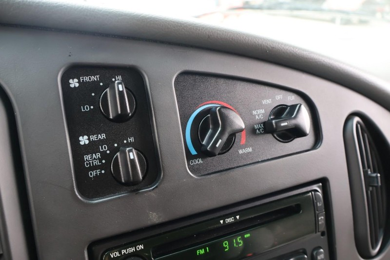 Ford Econoline Wagon Vehicle Full-screen Gallery Image 28