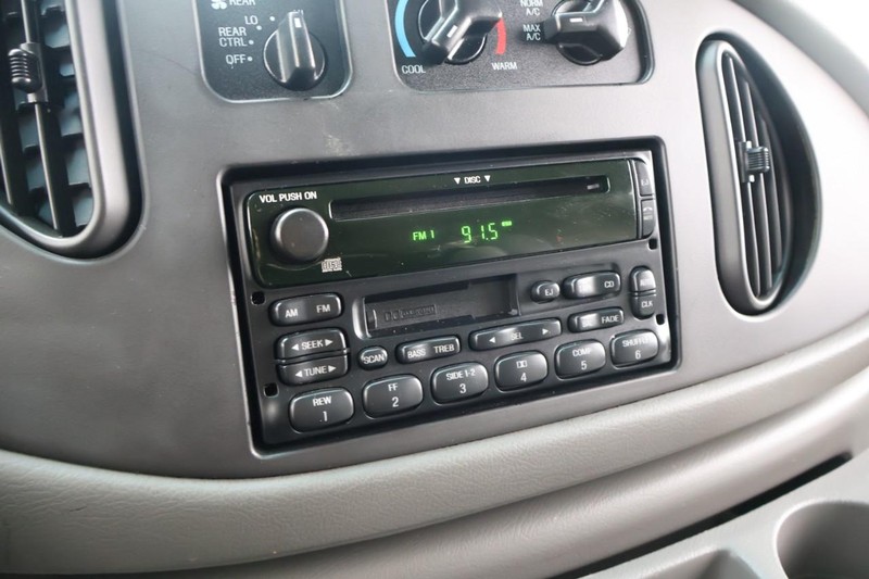 Ford Econoline Wagon Vehicle Full-screen Gallery Image 29