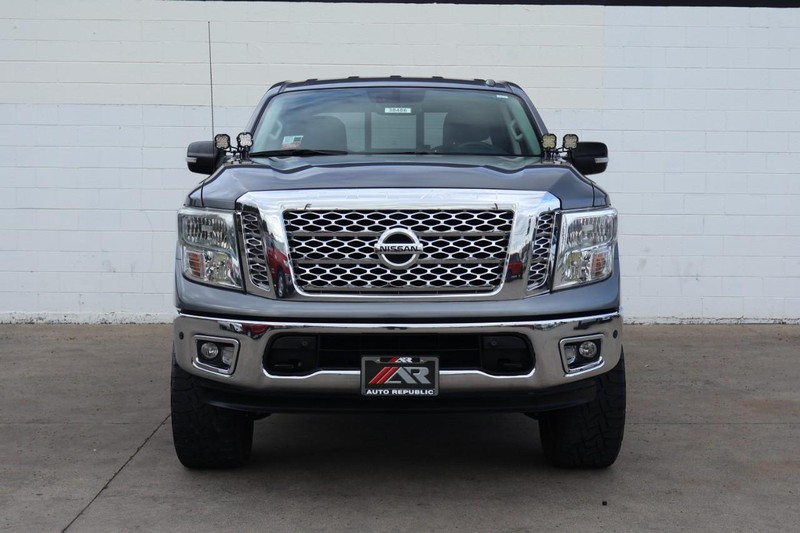 Nissan Titan Vehicle Full-screen Gallery Image 02