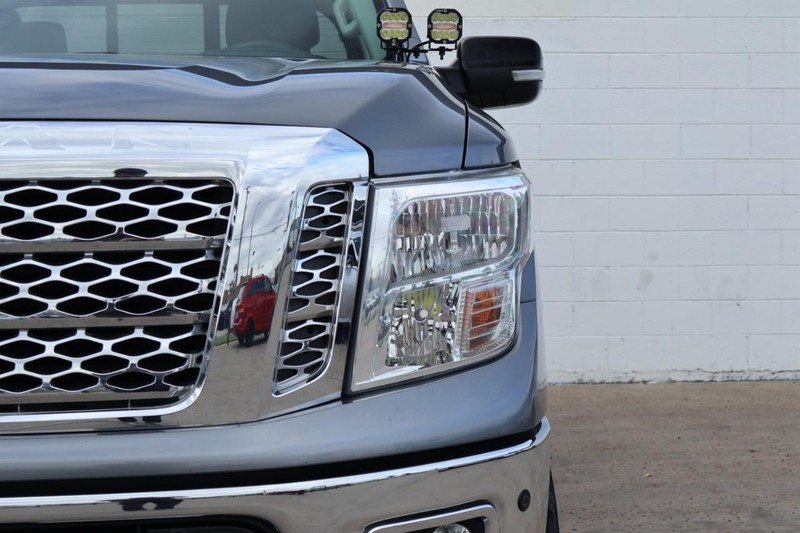 Nissan Titan Vehicle Full-screen Gallery Image 03