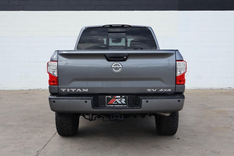Nissan Titan Vehicle Full-screen Gallery Image 06